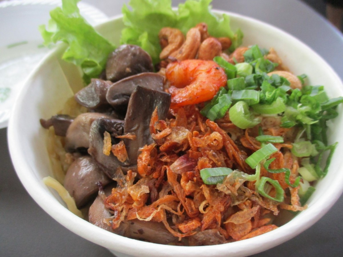 Bakmi komplet dengan kacang mete, jamur, dan udang jumbo. Ngiler nggak lo?